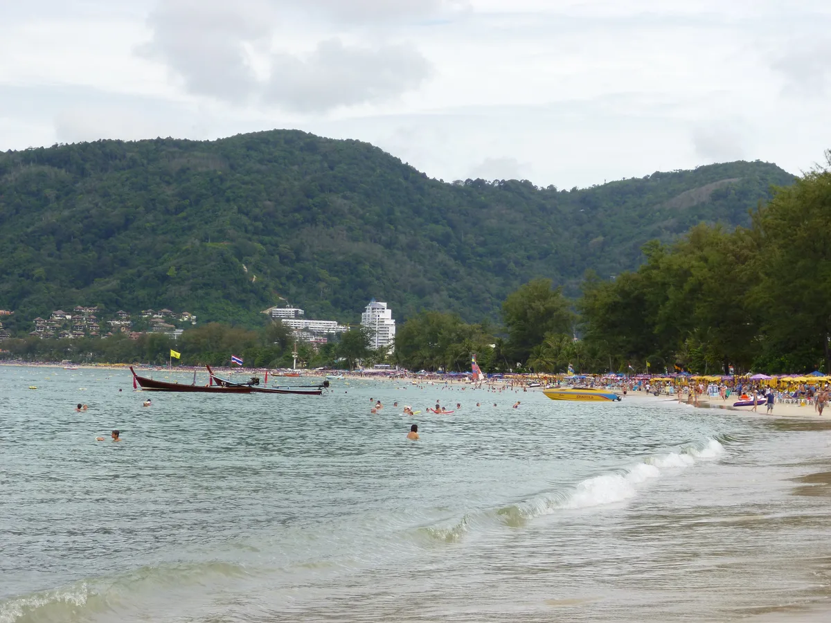 หาดป่าตองที่มีร่มและนักท่องเที่ยวหนาแน่น พฤศจิกายน 2012